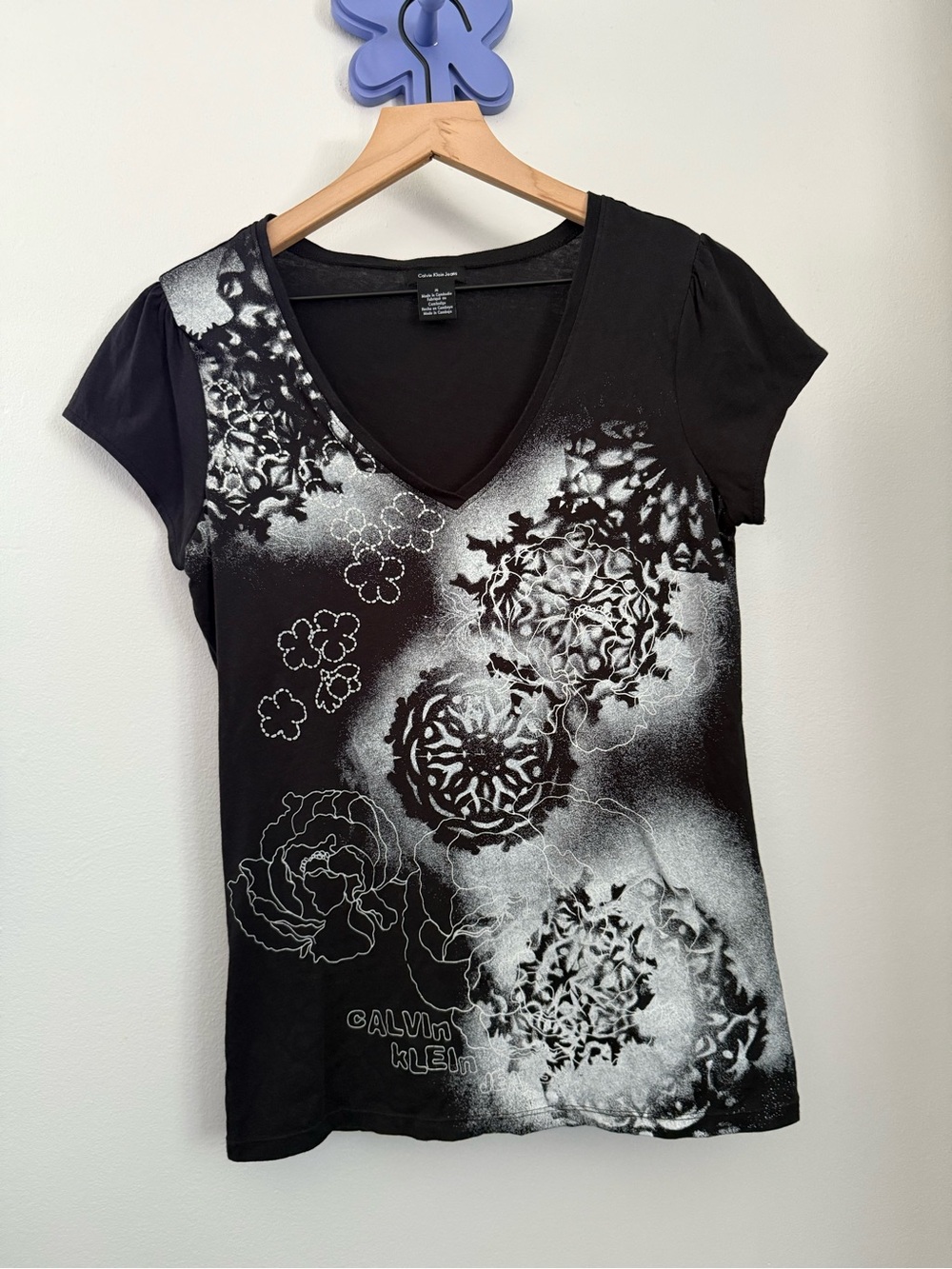Calvin Klein Medium V Neck Short Sleeve Tee Black Floral Grunge Gothic Emo